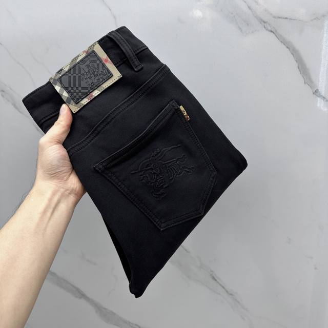 Burberry's high-end custom jeans, the latest 2025 early autumn jeans, are availa