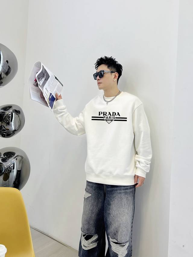 Prada's official website offers new letter prints. The double-layer, heavy-duty