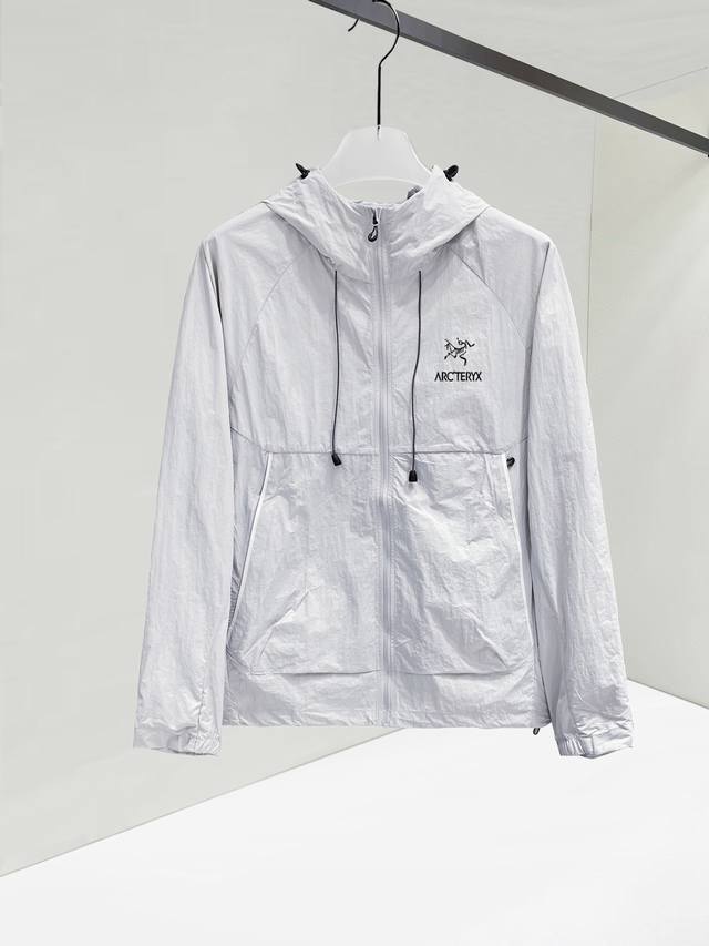 This lightweight windshell sunscreen jacket is perfect for adventures in hot an