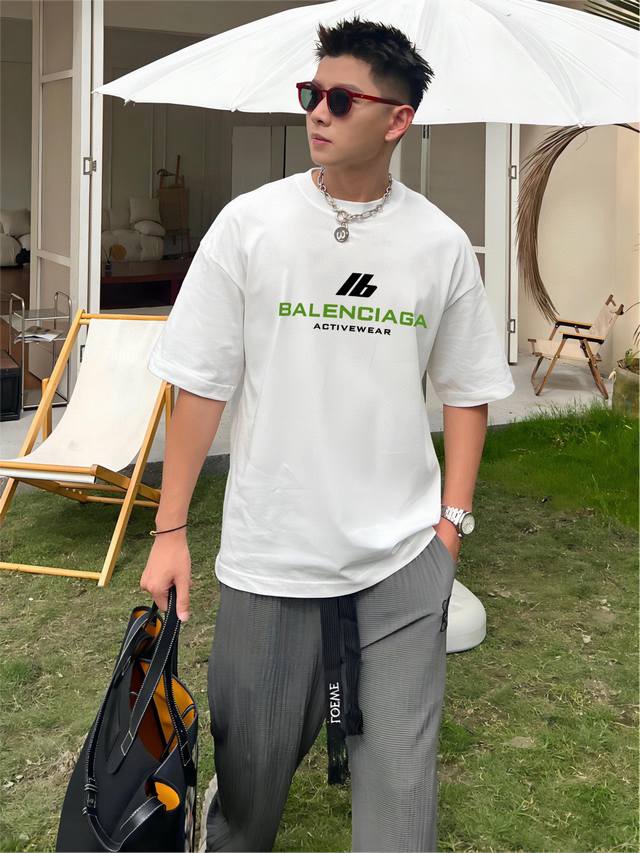 Balenciaga's new double-layer, heavily-printed, letter-printed short-sleeved T-