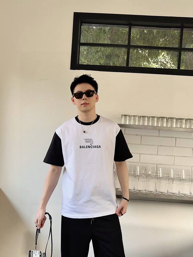 Balenciaga's new double-layered, heavy-duty short-sleeved T-shirt with monogram