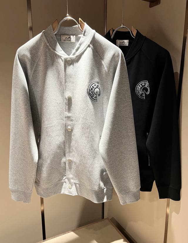 Burber*Y Bar*Li's 2025 autumn and winter new baseball jacket is launched. It is