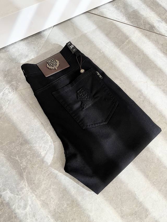 Loro Piana's new Spring/Summer 2025 men's fashion-inspired casual pants. Produce