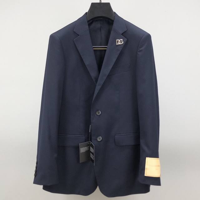 Complete set, single-piece suit, and trousers. This Dg Dolce & Gabbana new spri