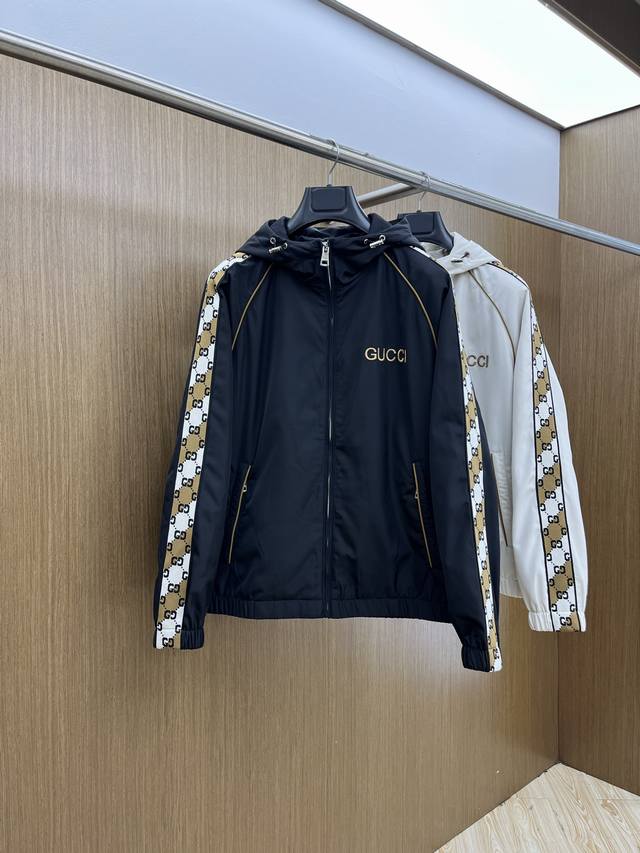 Autumn/Winter Guc 2540Ss Early Fall New Release: A hooded, light cotton jacket w