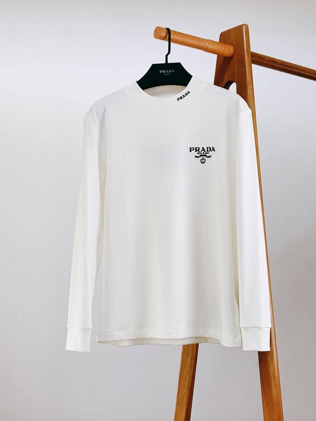 prada 2025 Early Fall New Arrivals : A round-neck, long-sleeved base layer with