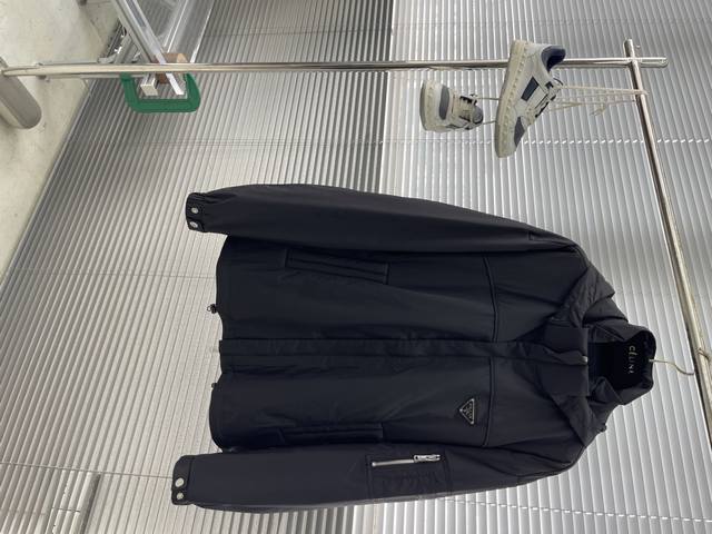 prad 25th autumn new jacket The iconic enamel triangle badge logo on the chest i