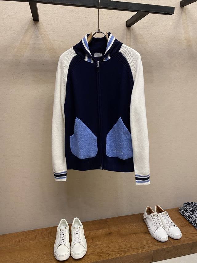 Dior, bluebell wool coat . The wool is made of 50% cotton and 50% fine wool 5-g