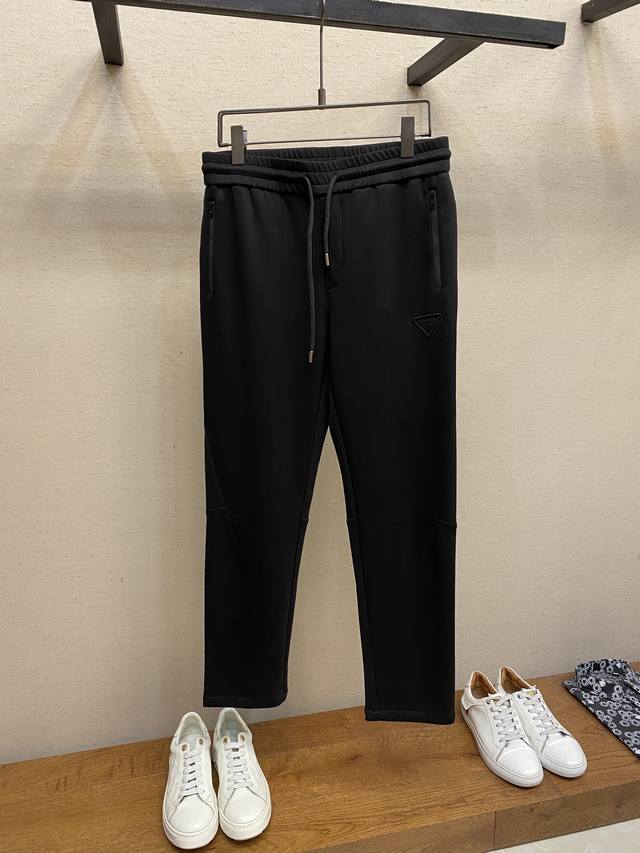The latest Prada men's casual pants have an unbeatable fit! A pair you can defi