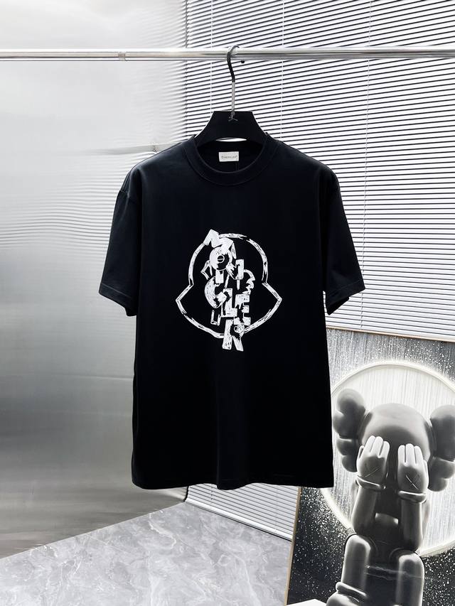 Moncler's new 2025Ss short-sleeved, loose-fitting, crew-neck T-shirt. A high-en