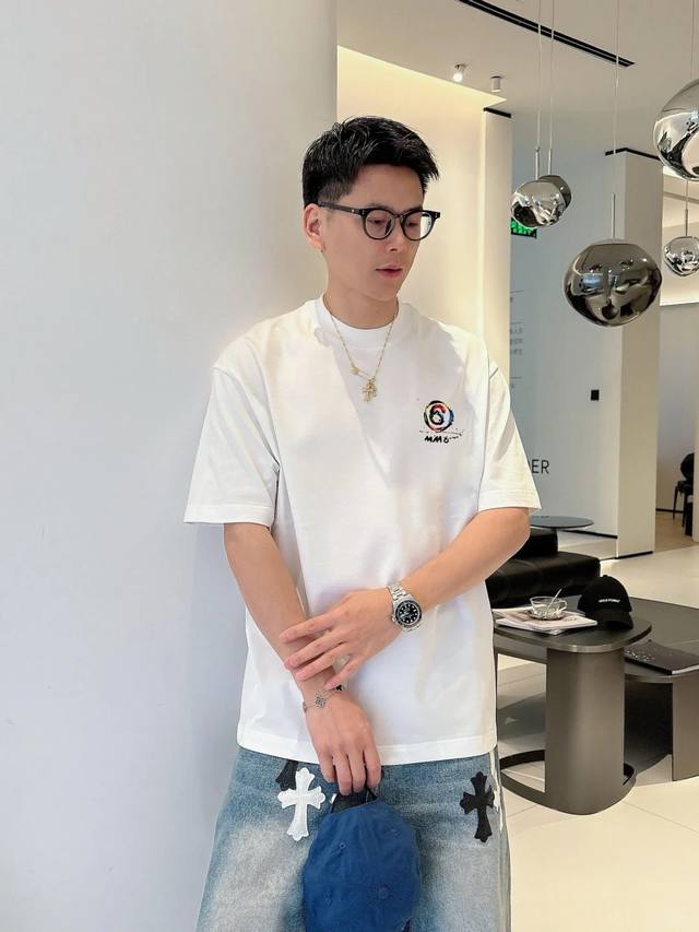 Maison Margiela's new 25S crewneck T-shirt. Unisex! Featuring the iconic Margiel