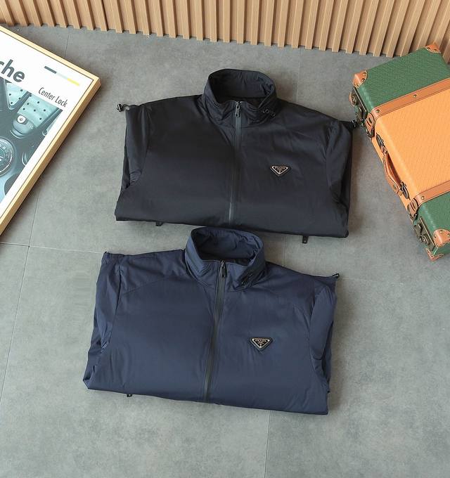 2025 Fall/Winter new Prada jacket, pra*A, with a retractable hood, a classic and