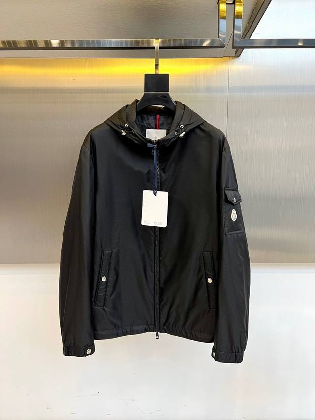 Mon, 25S's new fall/winter hooded jacket. The crisp silhouette with metallic de