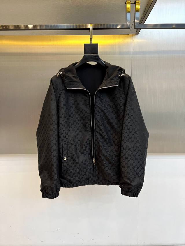 Gucc Gucci, the new Gucci double-sided jacket for autumn and winter 2025, interp