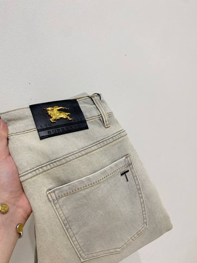 Burberry 2025 Spring/Summer Men's Washed Straight Jeans! Great product from a tr