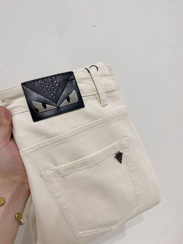 Fendi 2025 Spring/Summer Men's Washed Straight Jeans! Great product from a trad