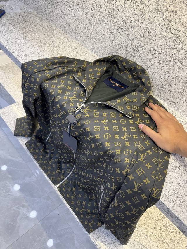 Ly Donkey 25 official website recommends a new men's jacket with a stylish, casu