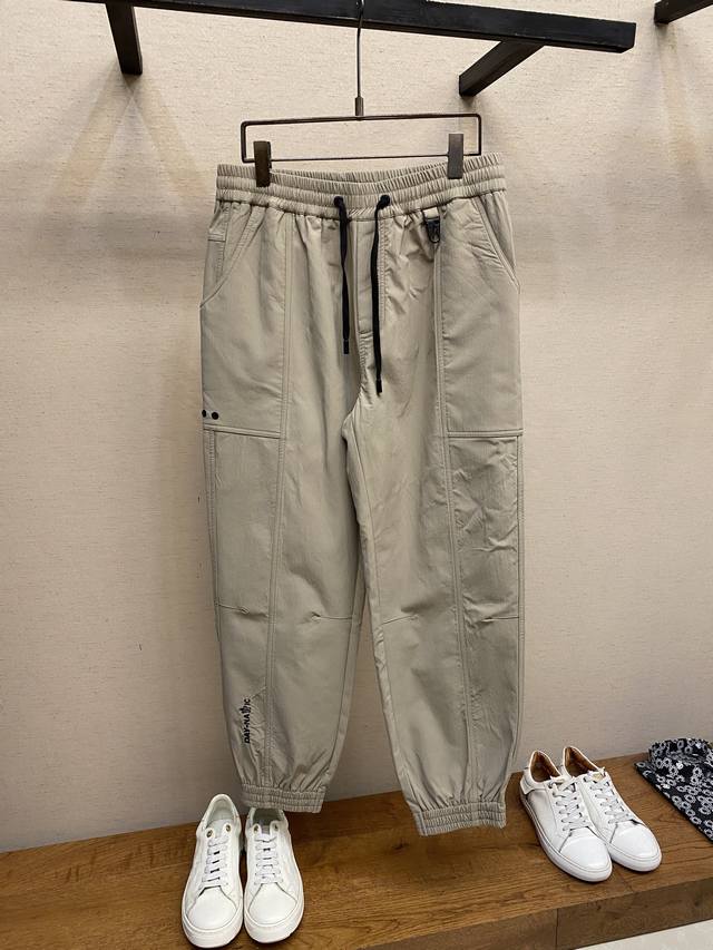 Moncler, the latest men's casual pants with an unbeatable fit! A pair you can de