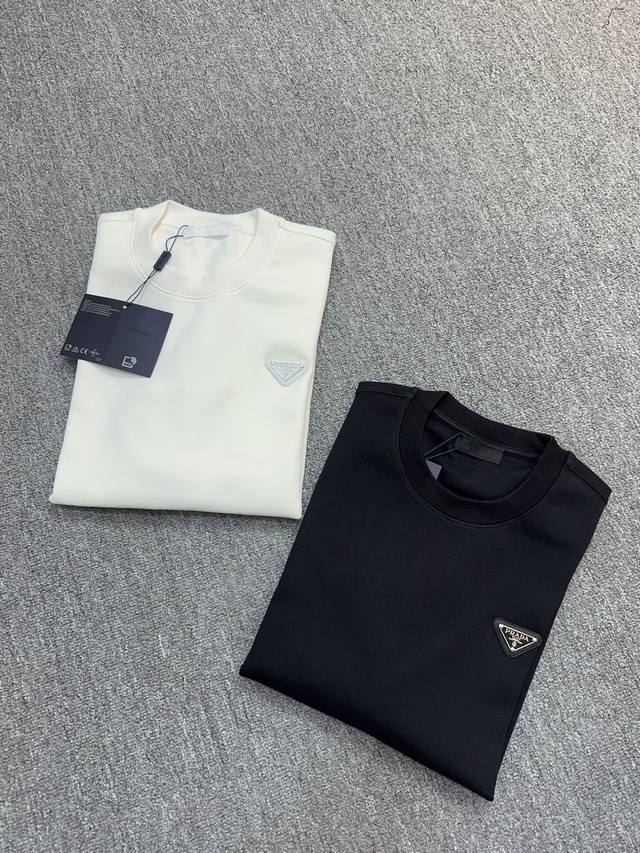 prada. Prada's 25th autumn and winter new product, classic enameled triangular m