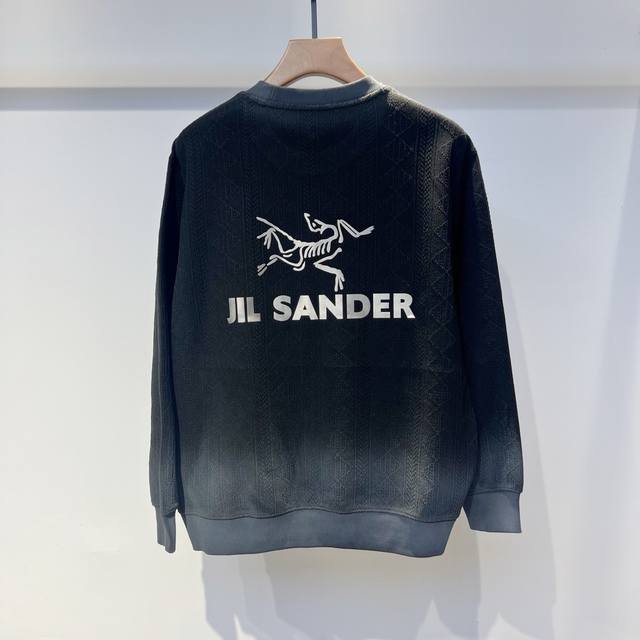 Bird's new 2025 early autumn knitted sweatshirt is a very stylish runway model.