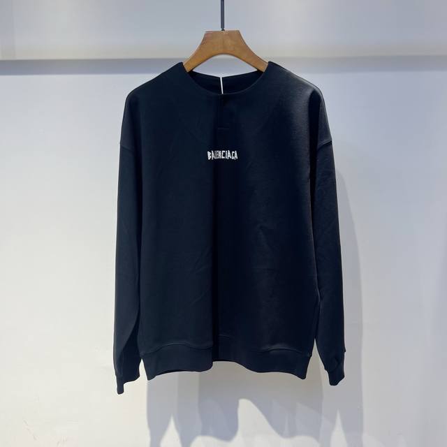 Paris's new 2025 early autumn sweatshirt, a stylish runway model. Exclusively c