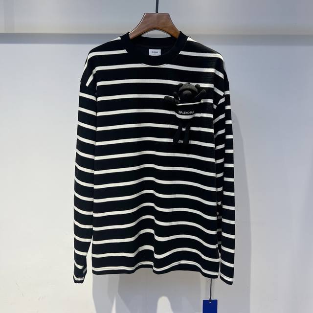 Paris's new 2025 early autumn knitted sweatshirt, a stylish runway model, is ex