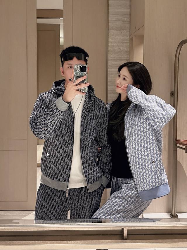 Hot-selling Dior sweatshirt set The entire set features a crisp, stylish silhoue