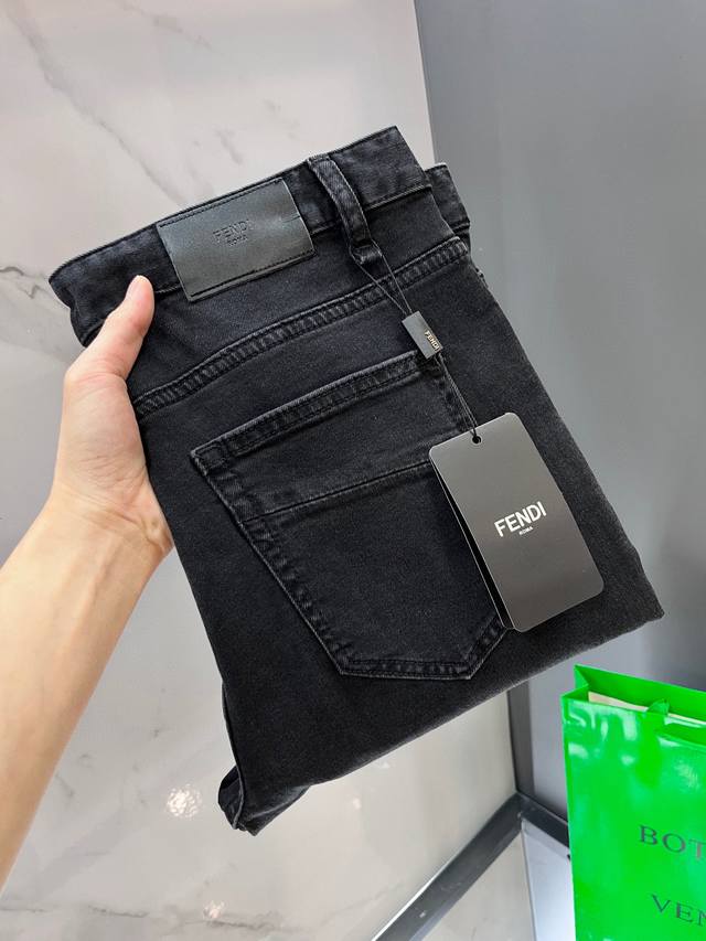 Fendi 2025 Spring/Summer new men's jeans. Made from imported denim, heavily wash