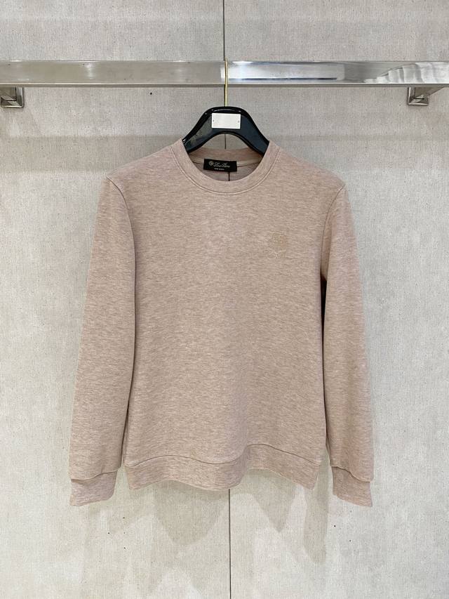 L 0 This autumn/winter cashmere wool pullover sweatshirt is a standout feature,