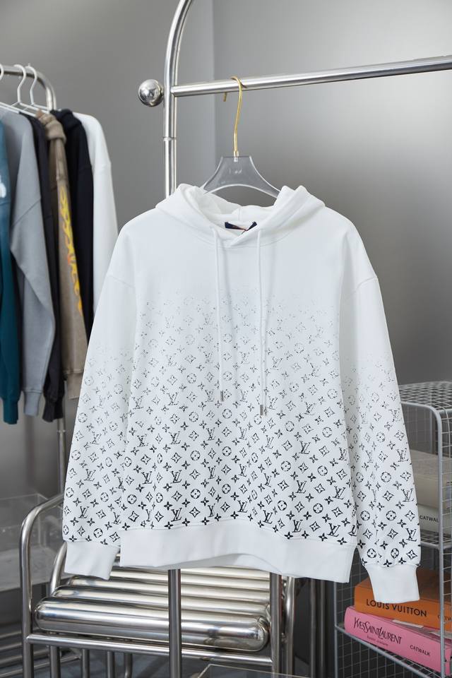 Louis 1V classic gradient hooded sweatshirtA must-have item for everyday commuti