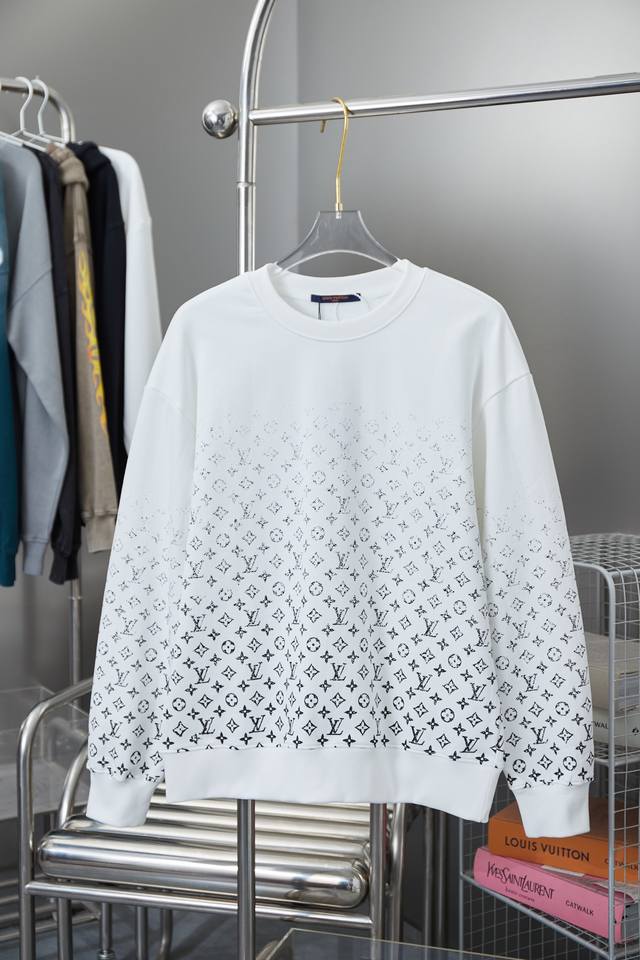 Louis 1V classic gradient pullover crewneck sweatshirtA must-have item for every