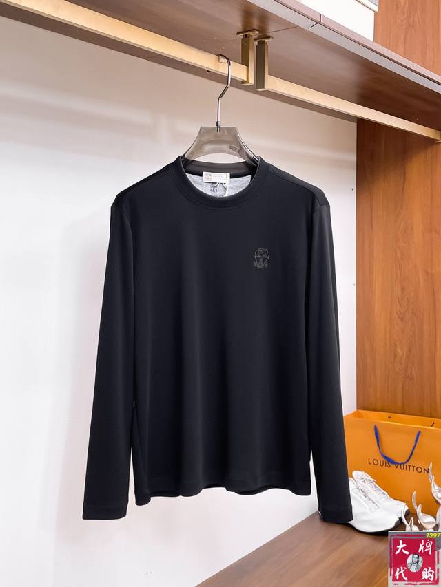 Bc This stylish, minimalist, early fall long-sleeved base shirt is renowned for