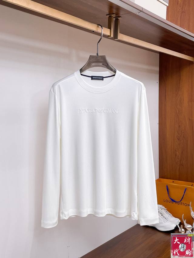 Armani 's stylish, minimalist, early autumn long-sleeved base shirt is renowned