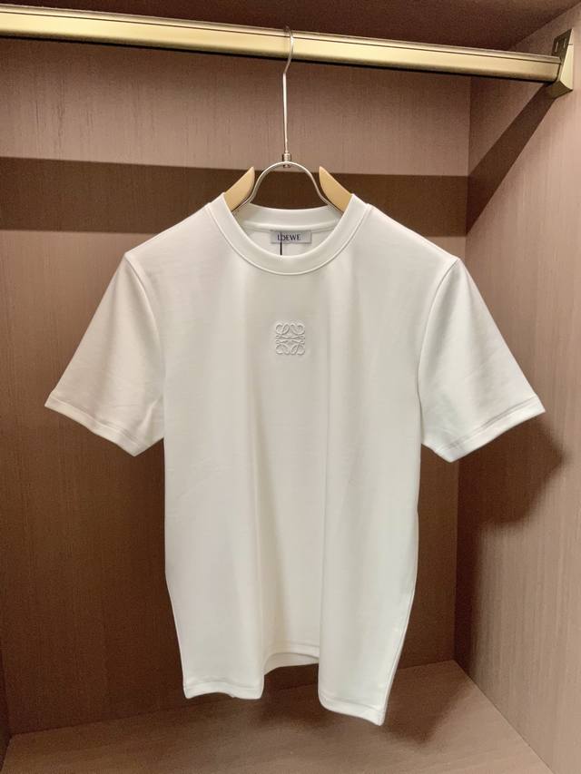 Loewe's 2025 Fall/Winter men's short-sleeve collection features the simplest, mo