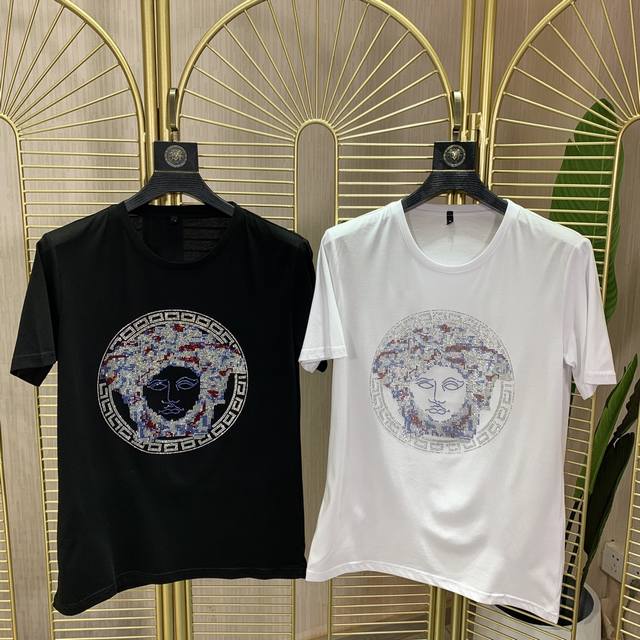 Versace. This year's latest hot-selling short-sleeved T-shirt. Available exclus
