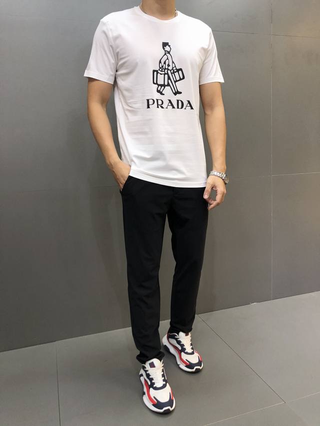 Prada. The latest hot-selling short-sleeved T-shirt of the year. Available in s