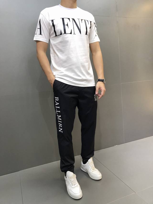 Valentino's latest hit short-sleeved T-shirt. Available in stores, this stylish