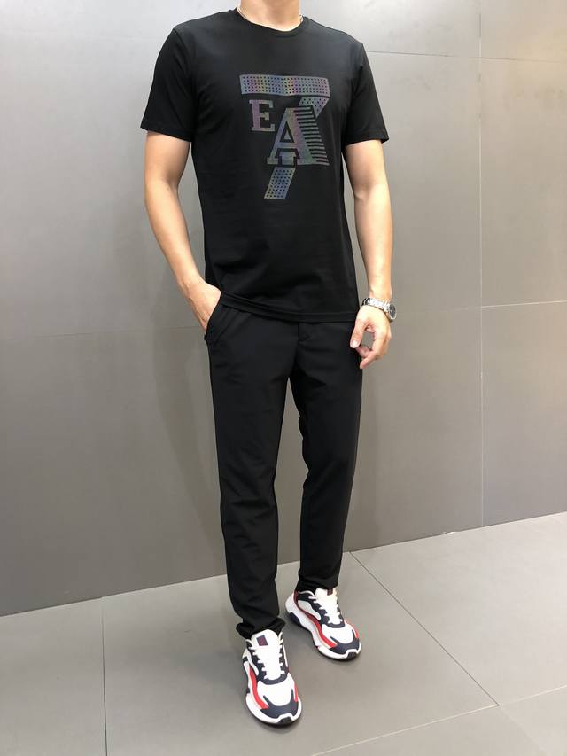 Armani. The latest hot-selling short-sleeved T-shirt of the year. Available in