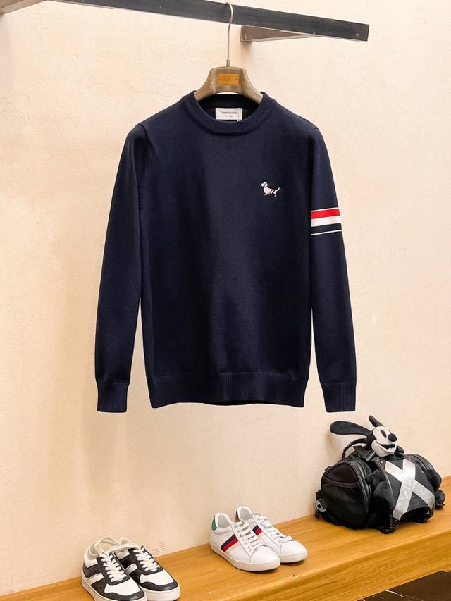 ֱTb Classic round-neck pullover sweater for fall and winter, in perfect conditio