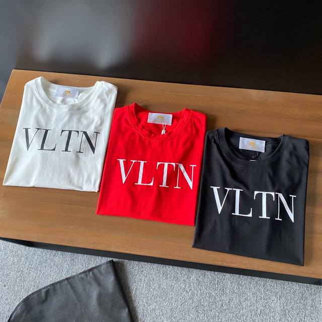 V's new men's round neck short-sleeved T-shirt, letter logo printing, custom-mad