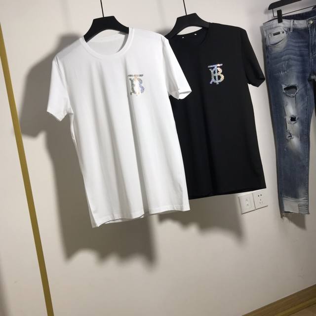 Spring/Summer catwalk limited edition short-sleeved T-shirt. Custom fabric feel