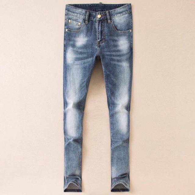 Versace men's new spring/summer jeans. This high-end ready-to-wear collection fe