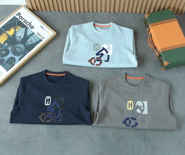 H's 2025 Fall/Winter collection! Continuing the classic style, the silhouette an