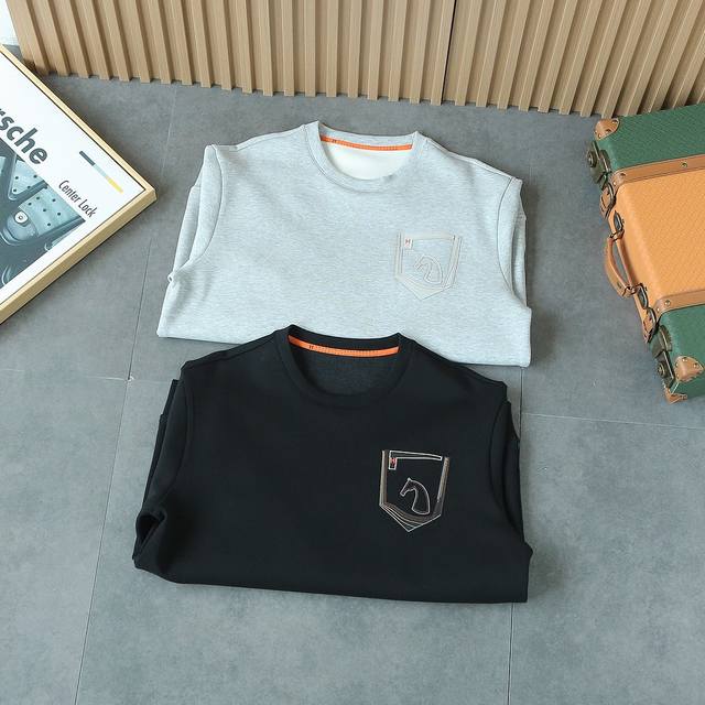 H's 2025 Fall/Winter collection! Continuing the classic style, the silhouette an