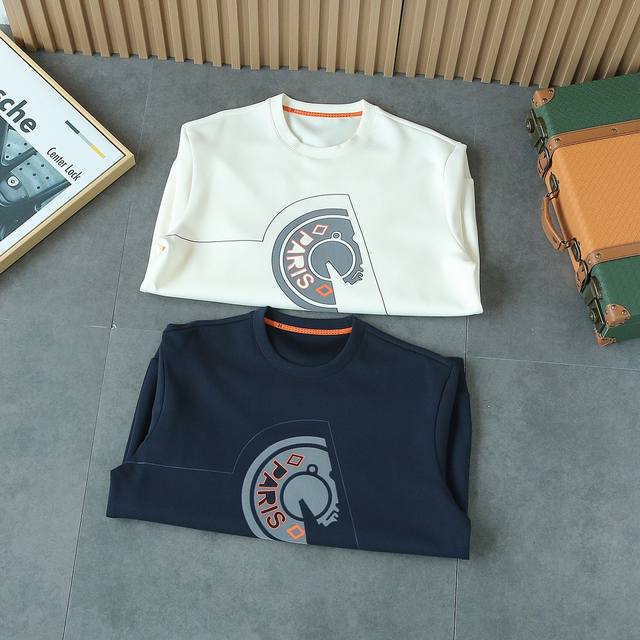 H's 2025 Fall/Winter collection! Continuing the classic style, the silhouette an