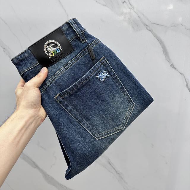 Burberry's high-end custom jeans, the latest 2025 early autumn jeans, are availa