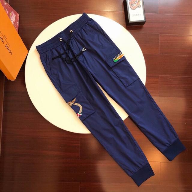 Armani's new spring/summer casual pants are made of polyester with digital prin