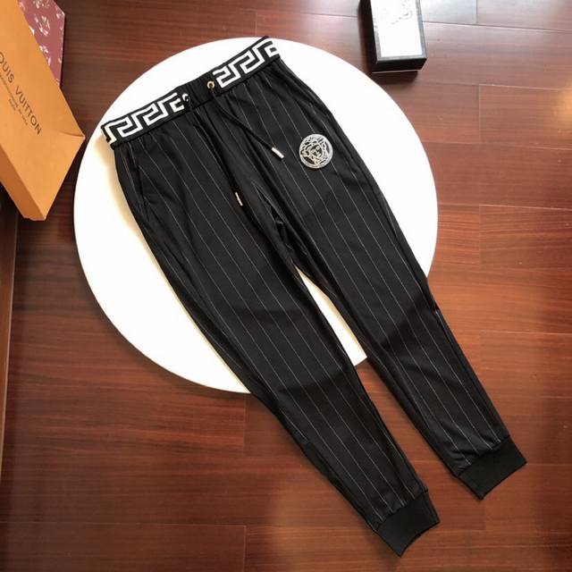 Versace's new spring/summer casual pants are made of polyester with digital pri
