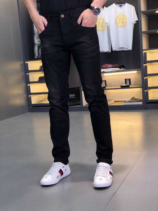 Armani's new spring/summer men's jeans, featuring a slightly stretchy fabric, e