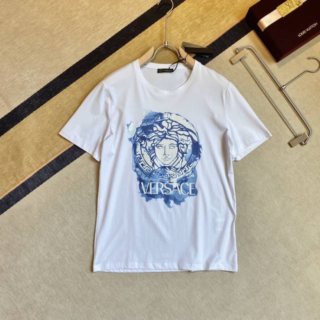 Versace: The latest spring/summer round-neck, fashionable short-sleeved T-shirt